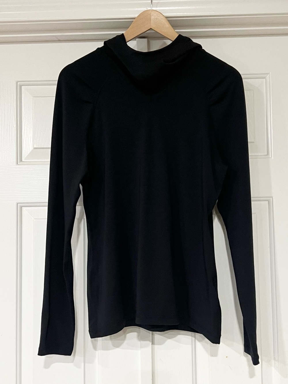 Indyeva | Black Long-Sleeve Hooded Shirt